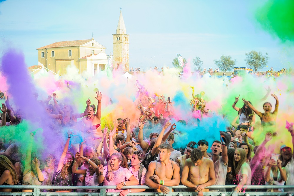 L’HOLI DEI RECORD COLORA IL LITORALE VENEZIANO